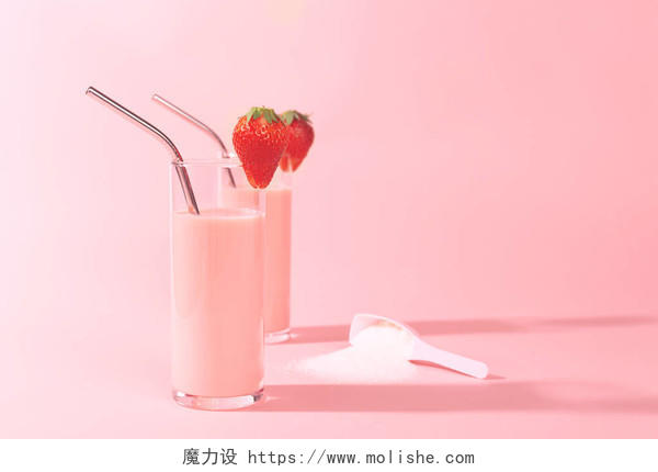 两个草莓冰沙在粉红的背景下更可口